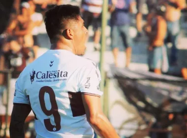 Cristian Tarragona celebrando un gol con la camiseta de Platense.