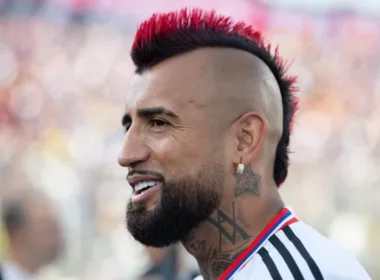 Arturo Vidal con la camiseta de Colo-Colo durante la despedida de Esteban Paredes en el Estadio Monumental.