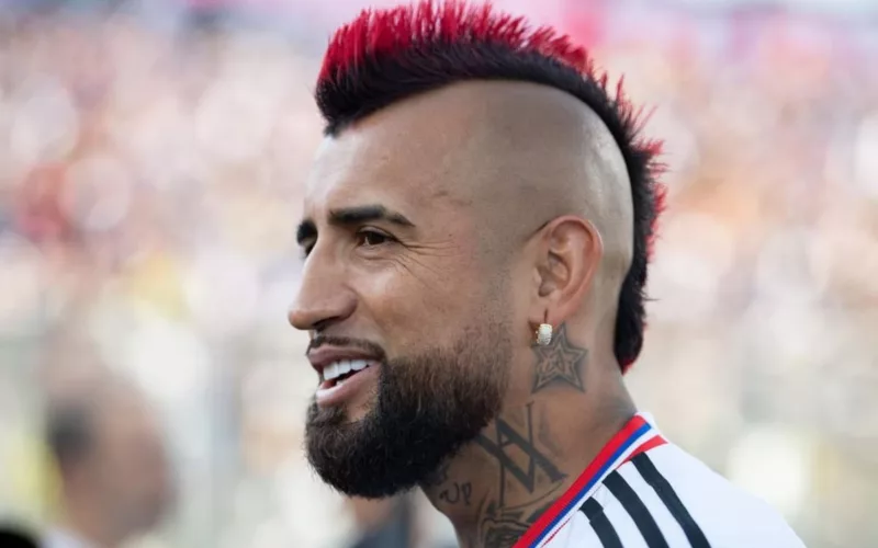 Arturo Vidal con la camiseta de Colo-Colo durante la despedida de Esteban Paredes en el Estadio Monumental.