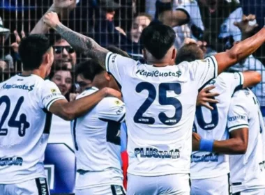 Jugadores de Gimnasia y Esgrima de La Plata celebrando un gol