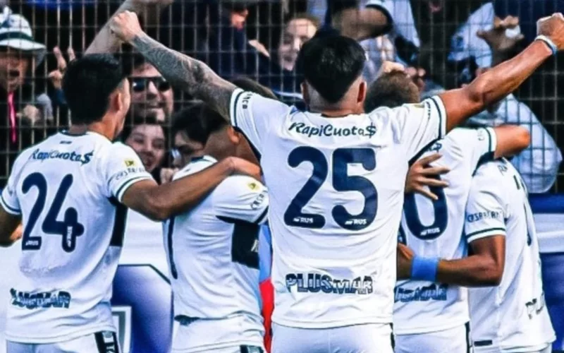 Jugadores de Gimnasia y Esgrima de La Plata celebrando un gol