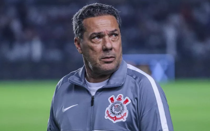 Primer plano a Vanderlei Luxemburgo mirando con cara de preocupación con indumentaria de Corinthians.