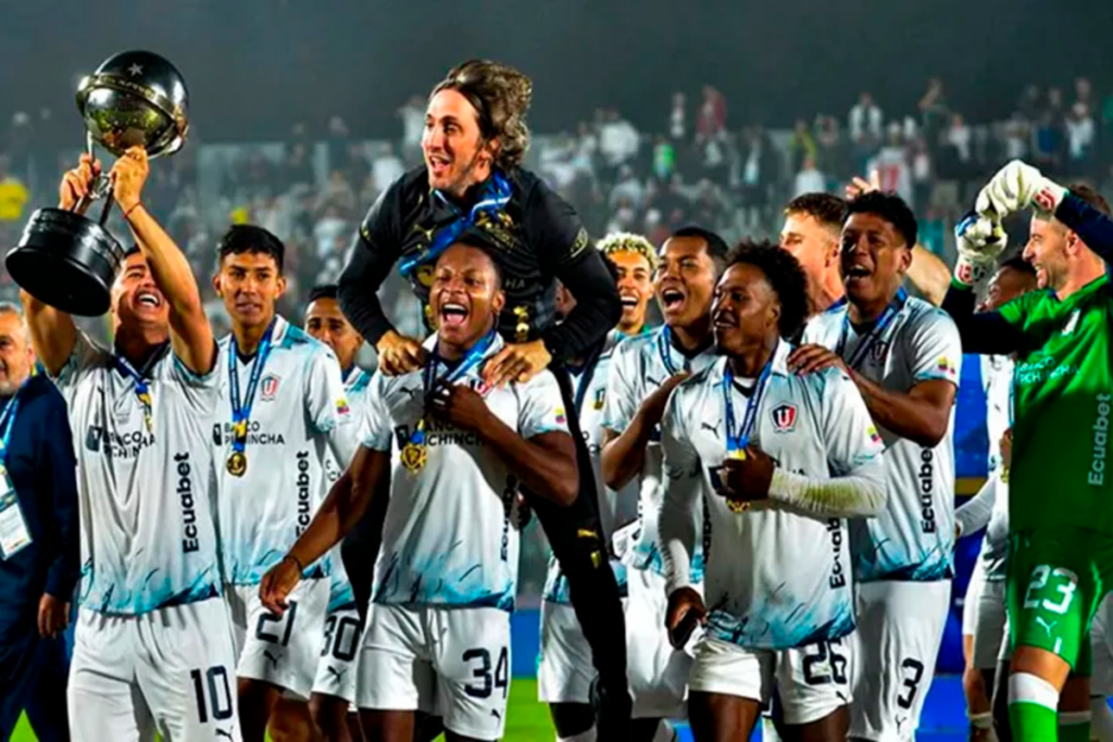 Futbolistas y cuerpo técnico de Liga Universitaria de Quito celebrando la obtención de la Copa Sudamericana 2023.