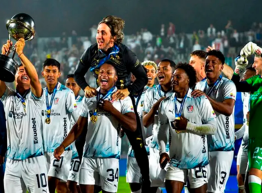 Futbolistas y cuerpo técnico de Liga Universitaria de Quito celebrando la obtención de la Copa Sudamericana 2023.