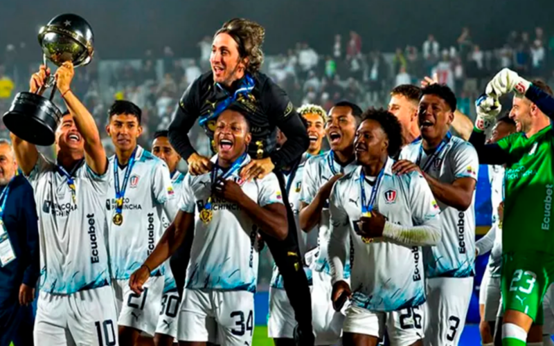 Futbolistas y cuerpo técnico de Liga Universitaria de Quito celebrando la obtención de la Copa Sudamericana 2023.