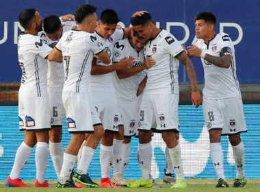 Futbolistas de Colo-Colo se abrazan y celebran un gol durante la temporada 2019.