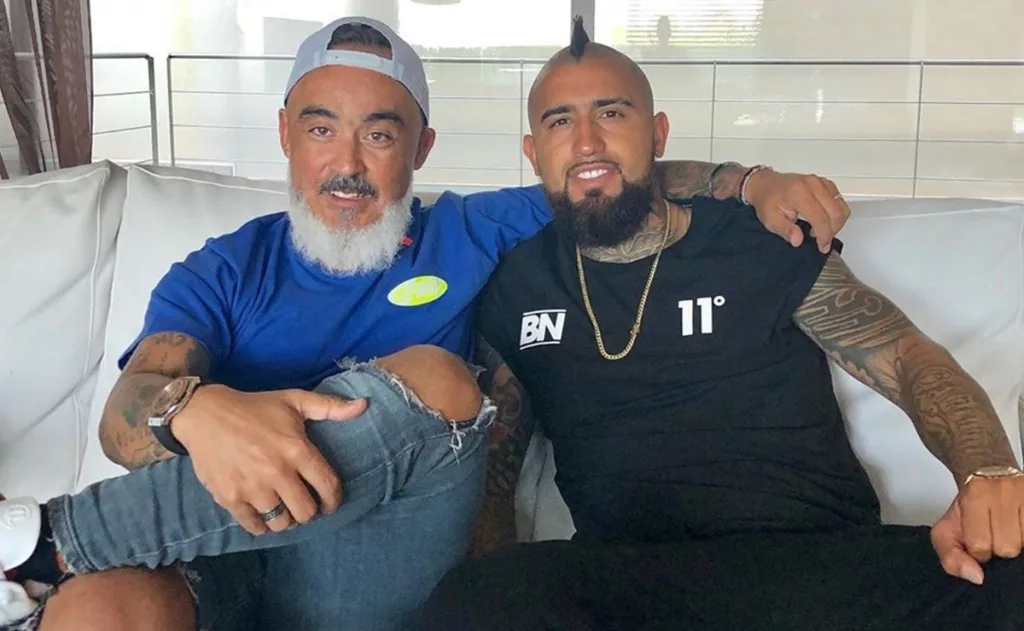 El PF Juan Ramírez en compañía de Arturo Vidal mientras se abrazan