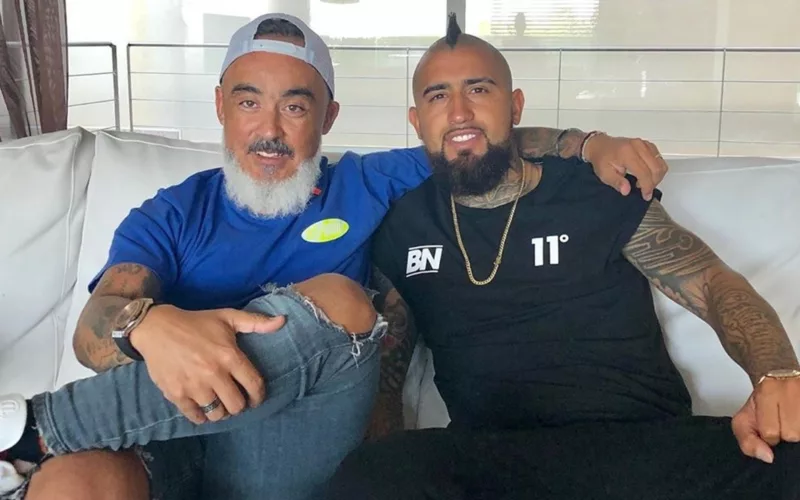 El PF Juan Ramírez en compañía de Arturo Vidal mientras se abrazan