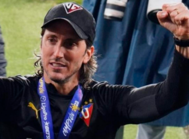 Luis Zubeldía con el puño en alto y con claros signos de emoción tras conquistar un nuevo título con la Liga Universitaria de Quito.