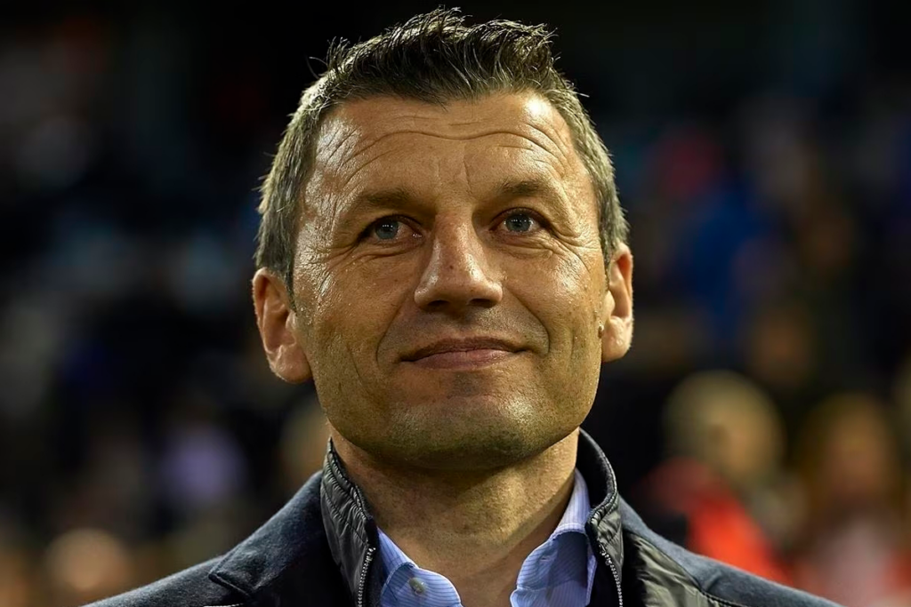 Primer plano al rostro sonriente de Miroslav Djukic, entrenador y ex futbolista profesional.
