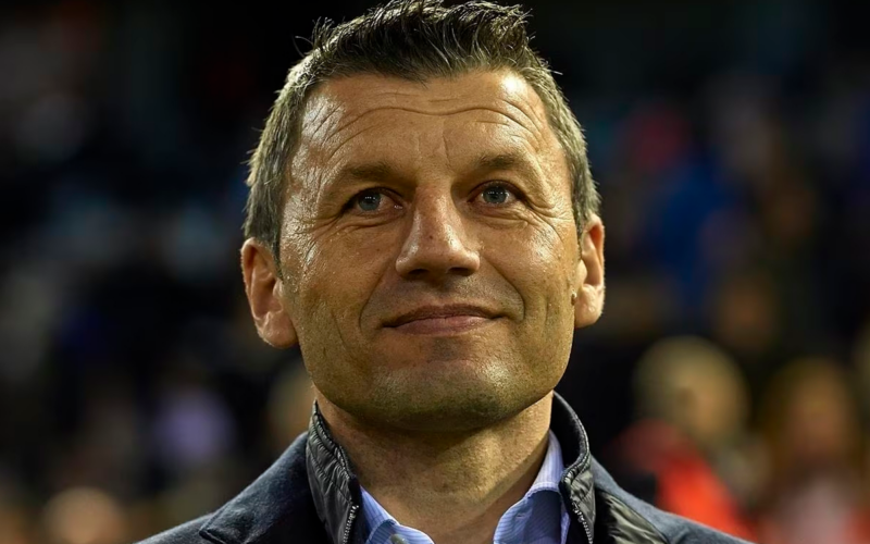 Primer plano al rostro sonriente de Miroslav Djukic, entrenador y ex futbolista profesional.