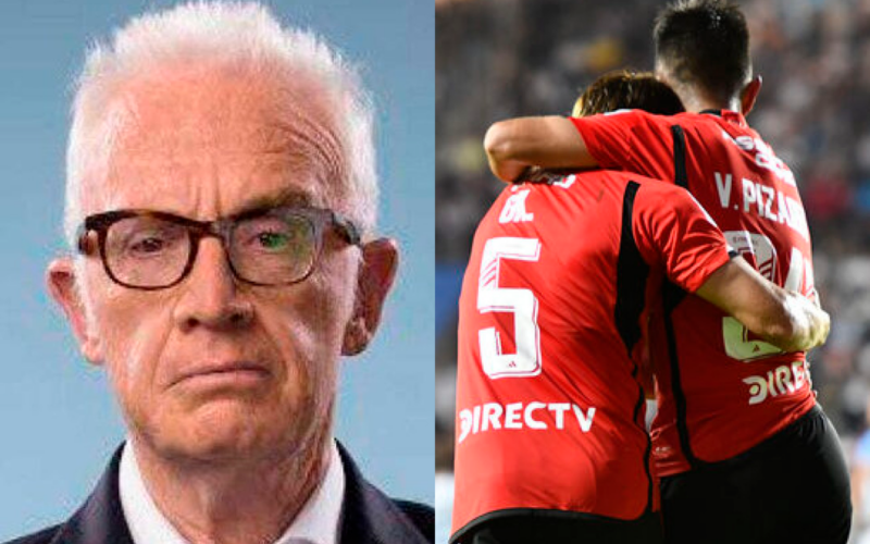 Primer plano al rostro de seriedad de Pedro Carcuro, mítico periodista nacional y a mano derecha aparecen abrazados dos jugadores de Colo-Colo durante la temporada 2023.