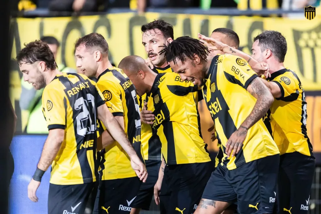 Futbolistas de Peñarol celebran un gol durante la temporada 2023.