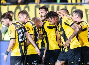 Futbolistas de Peñarol celebran un gol durante la temporada 2023.