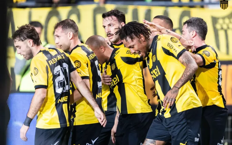 Futbolistas de Peñarol celebran un gol durante la temporada 2023.