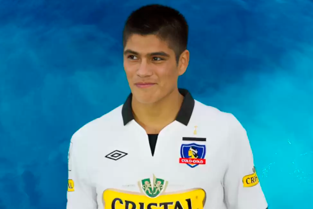 Hardy Cavero posando con la camiseta de Colo-Colo, primer club en su carrera profesional.