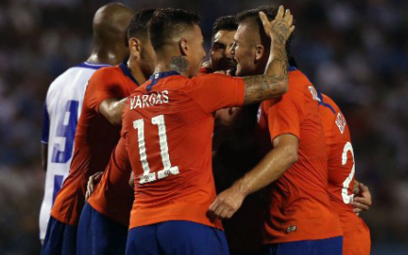 Futbolistas de la Selección Chilena celebran un gol en la derrota 1-2 ante Honduras, válido por un amistoso internacional de la temporada 2019.