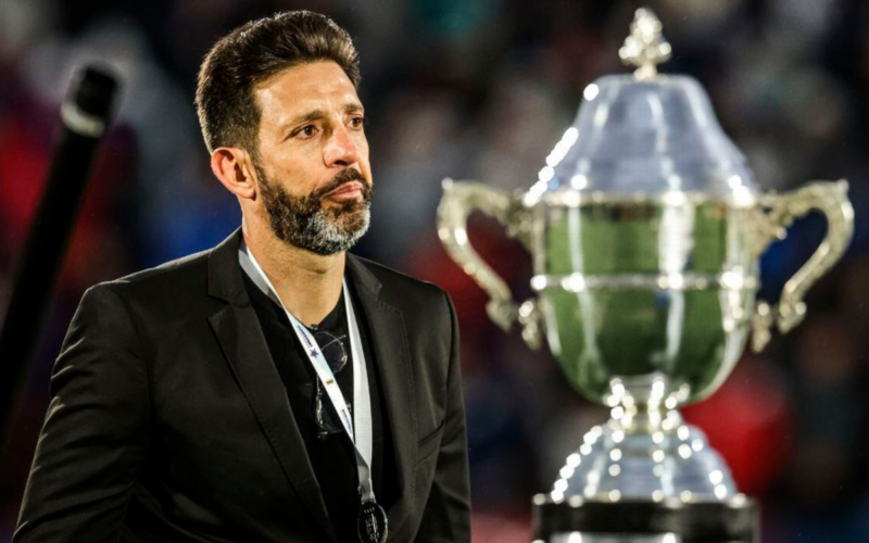 Jorge Bava junto a un trofeo que obtuvo en su rol como entrenador en el fútbol uruguayo.