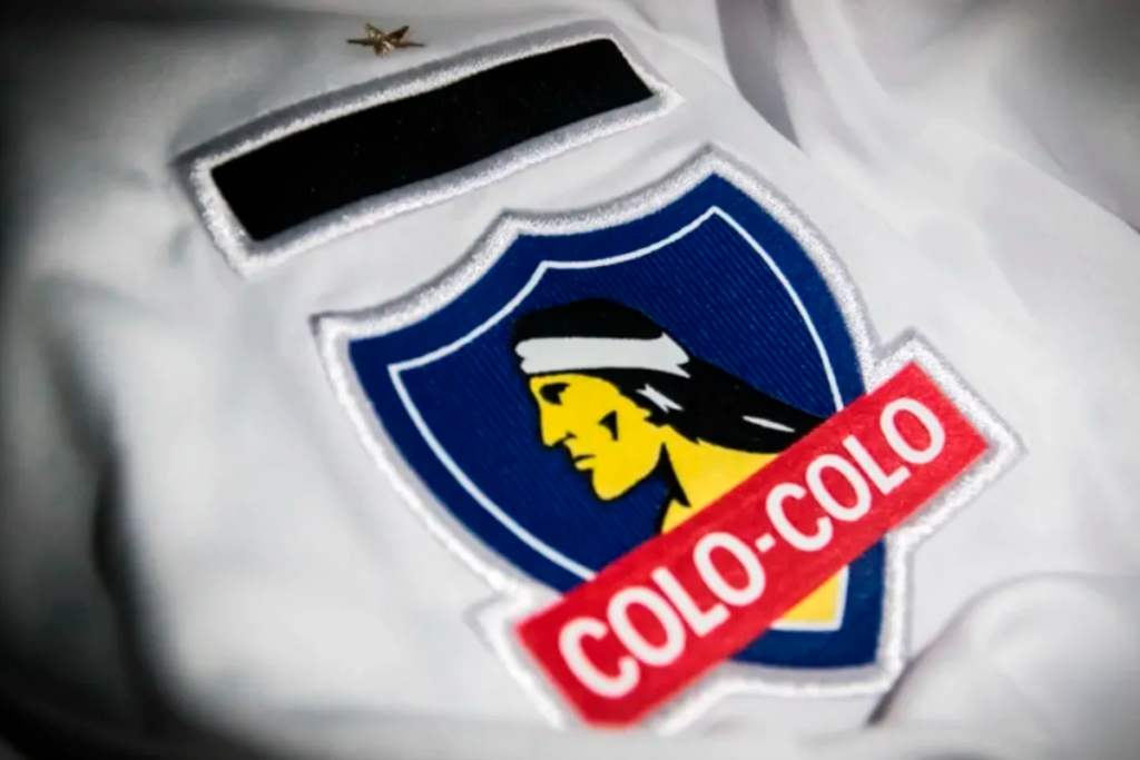 Primer plano a la insignia de Colo-Colo, el club más ganador en la historia del fútbol chileno.