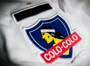 Primer plano a la insignia de Colo-Colo, el club más ganador en la historia del fútbol chileno.