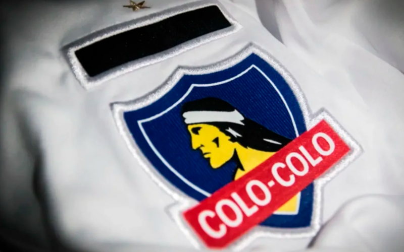 Primer plano a la insignia de Colo-Colo, el club más ganador en la historia del fútbol chileno.