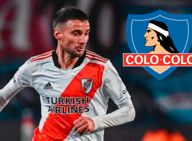 Emanuel Mammana en pleno partido con la camiseta de River Plate durante la temporada 2023, mientras que al lado derecho de la fotografía está incrustado el logo de Colo-Colo
