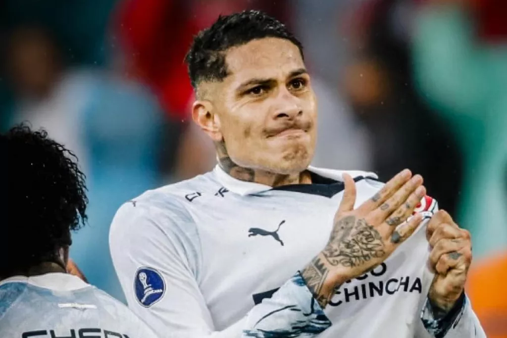 Paolo Guerrero golpeándose el pecho tras anotar y celebra un gol con la camiseta de Liga Universitaria de Quito durante la temporada 2023.