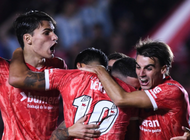 Futbolistas de Argentinos Juniors se abrazan y celebran un gol durante la temporada 2023.