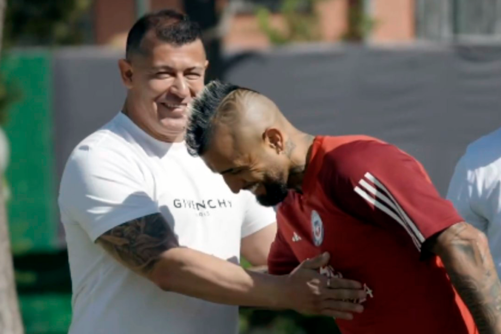 Jorge Almirón y Arturo Vidal sonríen en pleno encuentro en Juan Pinto Durán a inicios del 2023.