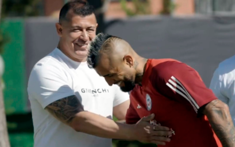 Jorge Almirón y Arturo Vidal sonríen en pleno encuentro en Juan Pinto Durán a inicios del 2023.