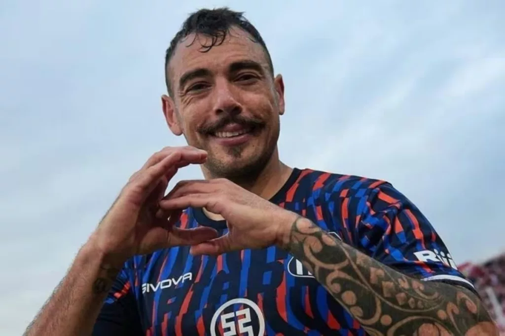 Matías Catalán sonriendo ante las cámaras tras jugar un partido con la camiseta de Talleres de Córdoba.