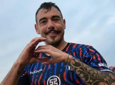 Matías Catalán sonriendo ante las cámaras tras jugar un partido con la camiseta de Talleres de Córdoba.