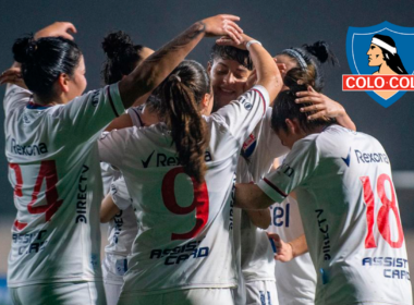 Futbolistas de Nacional de Uruguay celebrando un gol durante la temporada 2024, mientras que en la esquina superior derecha aparece el logo de Colo-Colo incrustado en la fotografía.