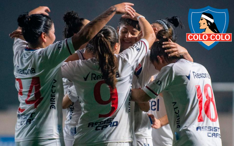 Futbolistas de Nacional de Uruguay celebrando un gol durante la temporada 2024, mientras que en la esquina superior derecha aparece el logo de Colo-Colo incrustado en la fotografía.