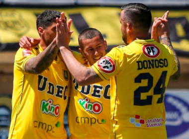 Futbolistas de la Universidad de Concepción se abrazan y celebran un gol a finales de la temporada 2023.