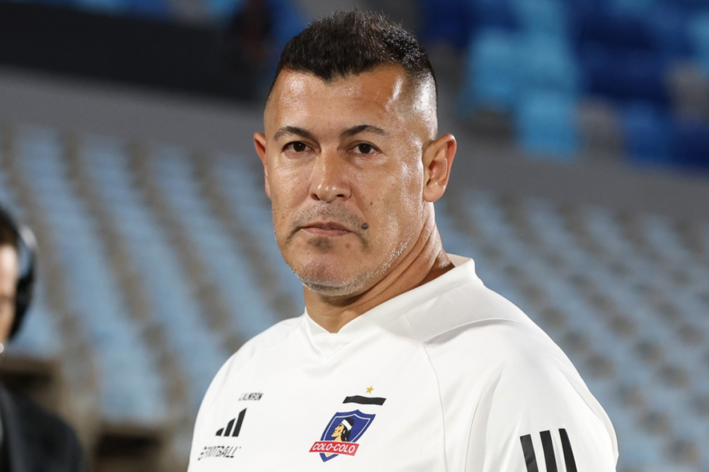 Jorge Almirón mira fijo a la cámara en pleno debut como entrenador de Colo-Colo durante la temporada 2024.