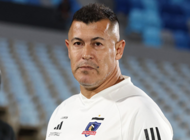 Jorge Almirón mira fijo a la cámara en pleno debut como entrenador de Colo-Colo durante la temporada 2024.