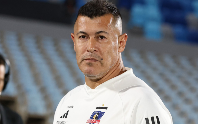 Jorge Almirón mira fijo a la cámara en pleno debut como entrenador de Colo-Colo durante la temporada 2024.