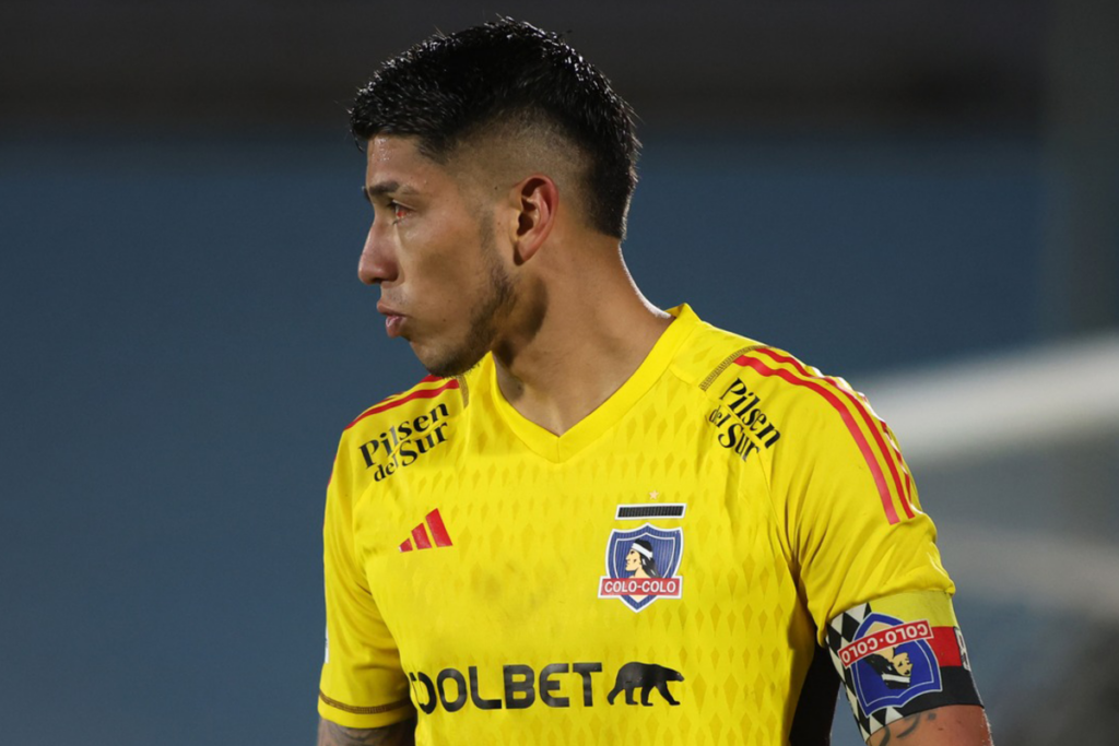 Brayan Cortés con cara de concentración en pleno partido con la camiseta de Colo-Colo ante Rosario Central.