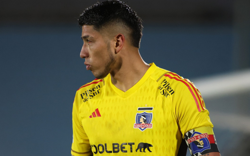 Brayan Cortés con cara de concentración en pleno partido con la camiseta de Colo-Colo ante Rosario Central.