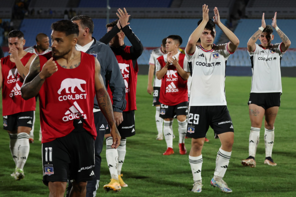 Futbolistas de Colo-Colo se despiden de los hinchas presentes en el Estadio Centenario en el empate ante Rosario Central.