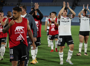 Futbolistas de Colo-Colo se despiden de los hinchas presentes en el Estadio Centenario en el empate ante Rosario Central.