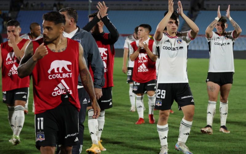 Futbolistas de Colo-Colo se despiden de los hinchas presentes en el Estadio Centenario en el empate ante Rosario Central.