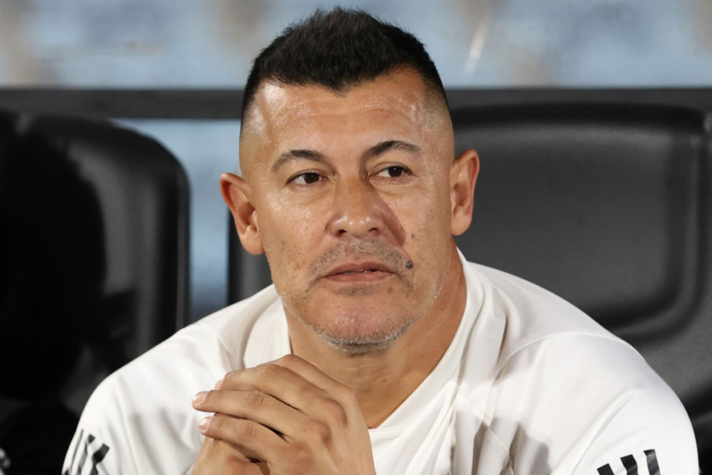 Jorge Almirón con cara pensativa en su rol de entrenador de Colo-Colo.