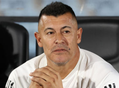 Jorge Almirón con cara pensativa en su rol de entrenador de Colo-Colo.