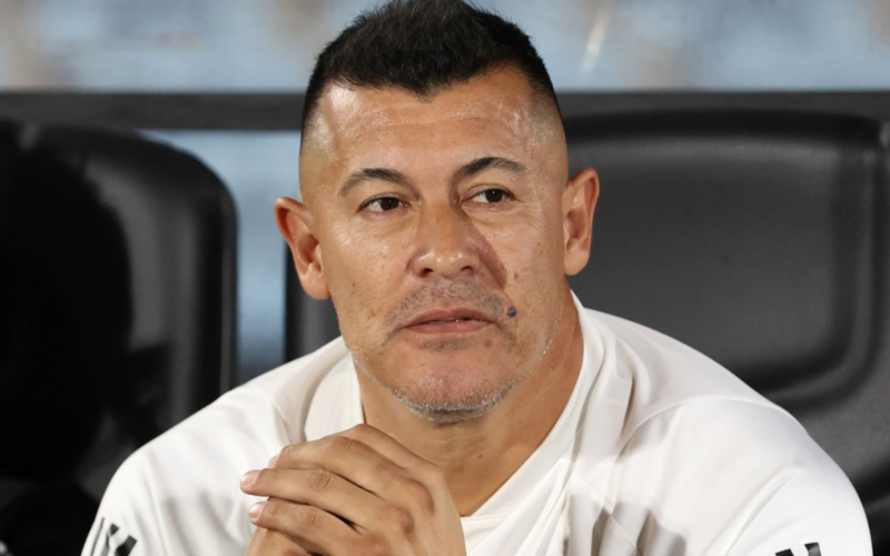 Jorge Almirón con cara pensativa en su rol de entrenador de Colo-Colo.