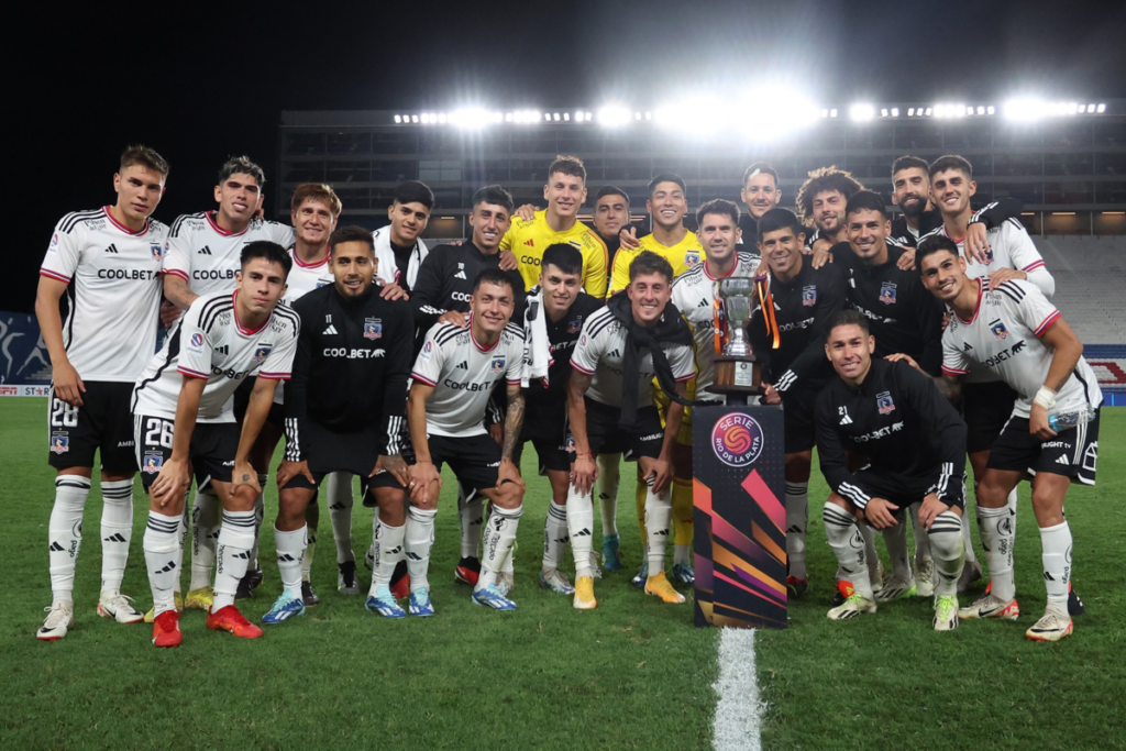 Futbolistas de Colo-Colo posan ante las cámaras tras vencer a Nacional de Uruguay y proclamarse campeones de la Copa Gustavo Biscayzacú.