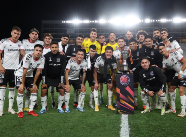 Futbolistas de Colo-Colo posan ante las cámaras tras vencer a Nacional de Uruguay y proclamarse campeones de la Copa Gustavo Biscayzacú.