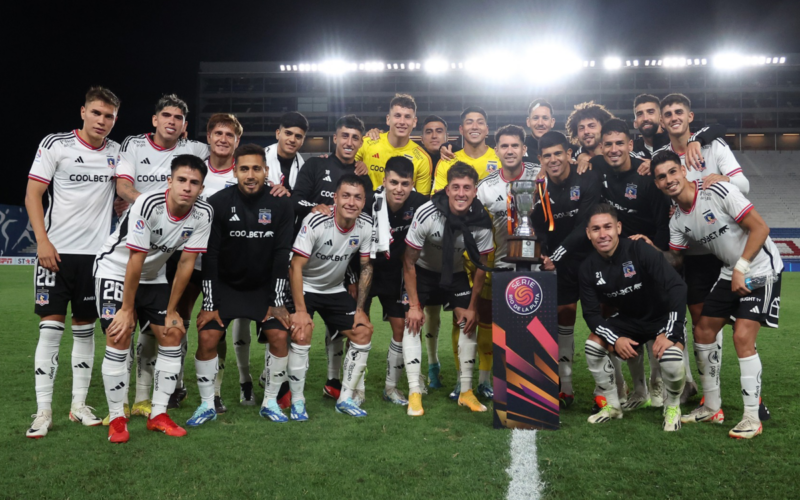 Futbolistas de Colo-Colo posan ante las cámaras tras vencer a Nacional de Uruguay y proclamarse campeones de la Copa Gustavo Biscayzacú.