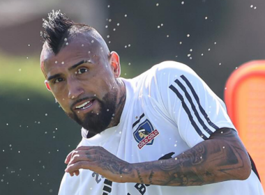 Arturo Vidal con cara de concentración en su primer entrenamiento con la camiseta de Colo-Colo en su retorno al fútbol chileno.